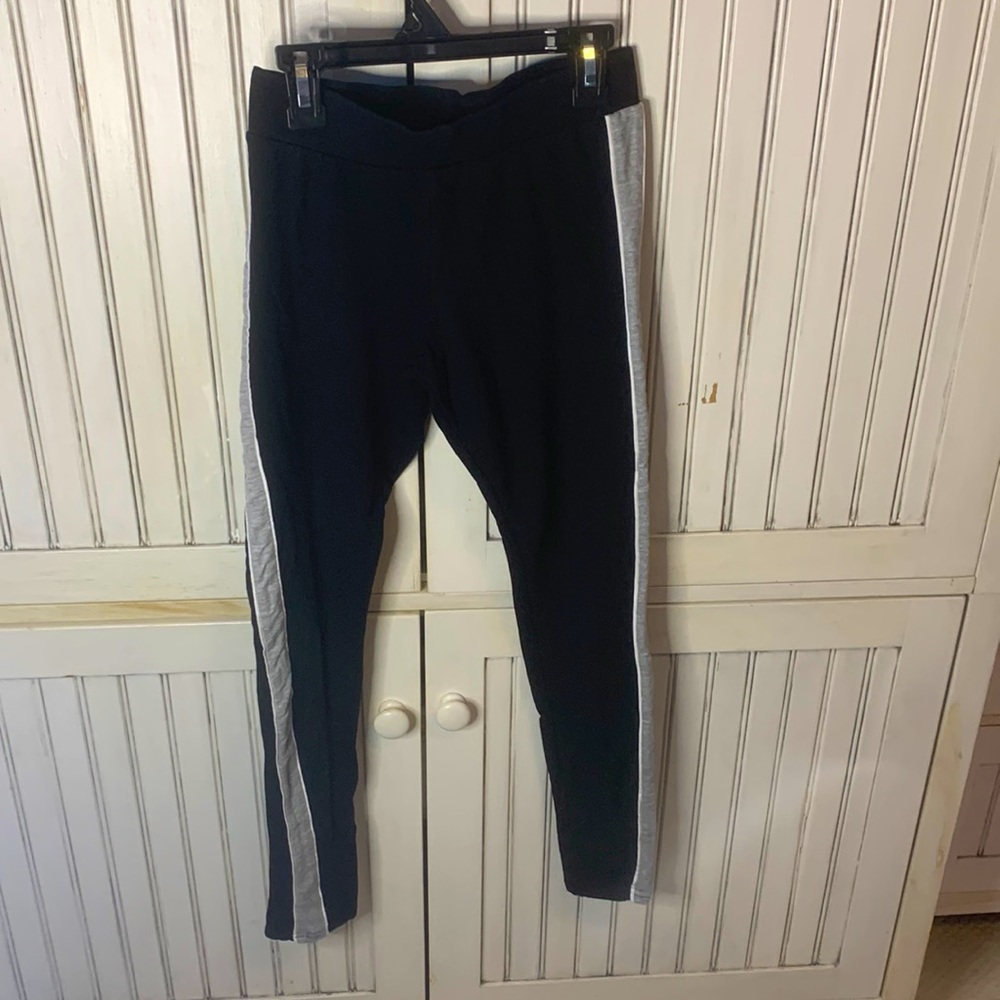 Black leggings with a grey stripe